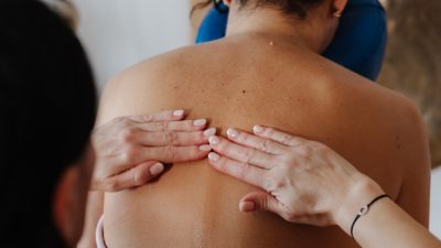 WEB-Körperbalancing-Nacken,-Schulter,-Rücken